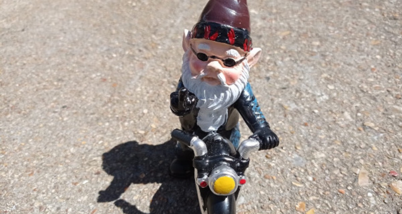 nain de jardin sur sa moto