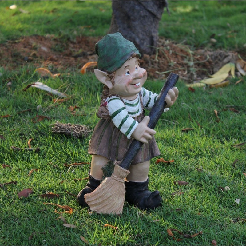 lutin de jardin qui balaie